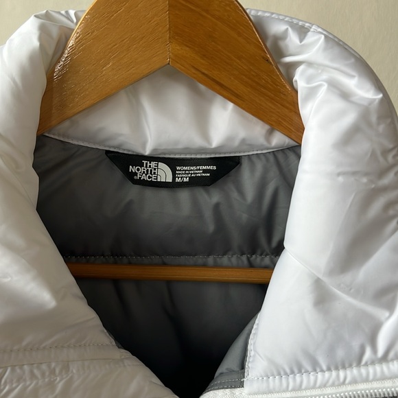The Northface 550 Puffer Vest Women’s Medium - Picture 2 of 6